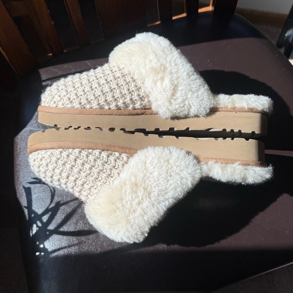 Cozy Cream Knit Women's Slippers - Picture 1 of 10